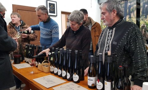 Do provozu vinařství včetně hromadných akcí je zapojena celá rodina Do provozu vinařství včetně hromadných akcí je zapojena celá rodina