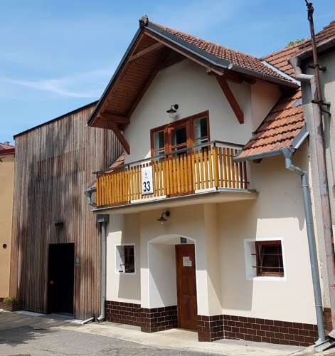 Dvojsklep vinařství je sice v bludišti sklepních uliček, nespletete si jej ale s žádným dalším.