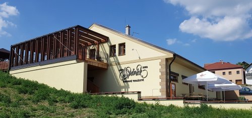 Budova vinařství je i z dálky nepřehlédnutelná Budova vinařství je i z dálky nepřehlédnutelná