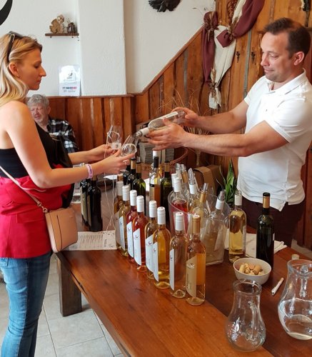 Vinařství Baraque mělo k nalévání vzorků dokonce dvě stanoviště, aby nedocházelo k přetlaku vínomilců