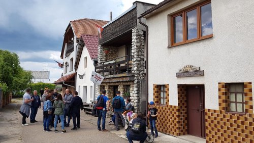 Vyvěšené vlaječky usnadňovaly orientaci mezi sklepy