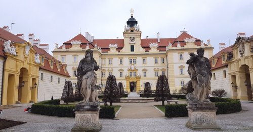 Valtický zámek prochází rekonstrukcí, hlavní vstup i jedno z křídel už září novotou.