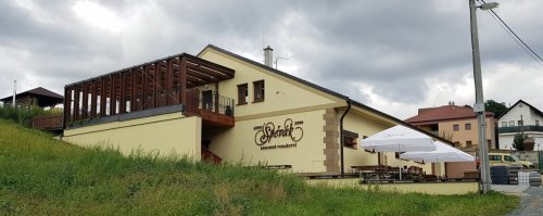 Nová budova vinařství s penzionem je nepřehlédnutelná