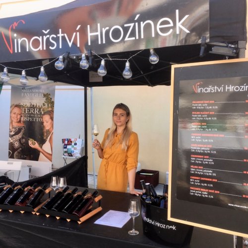 S víny vinařství se za běžných časů můžete často potkat na akcích po celé republice a rovnou je ochutnat (foto: facebook @vinarstvihrozinek)