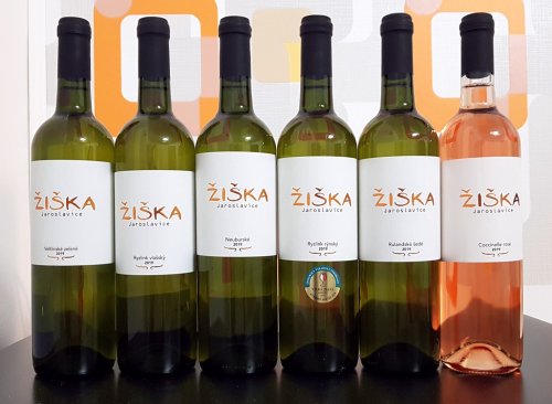 Vinařství má sympaticky střídmé etikety Vinařství má sympaticky střídmé etikety