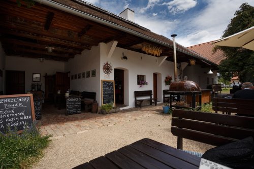 Nový Přerov, restaurace Jáňův Dvůr, která se specializuje na jehněčí maso, kozí mléko a sýry. My jsme si dali smažený kozí sýr v těstíčku z hrachu, zdejšího ryzlinku a kukuřičné strouhanky s bylinkovými bramborami a trhané jehněčí v lokši na majoránce. Obě jídla byla opravdu vynikající.