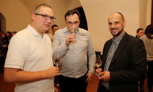 Část redakce se s Jiřím Maděřičem (vpravo) a jeho víny setkala na loňském zimním festivalu Víno z blízka v Brně (foto: facebook @Vinozblizka)