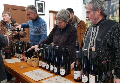 Nejdůležitější osoby vinařství za pultem. Vlevo vinohradník a sklepmistr Petr Ilgner, maminka a tatínek, za nimiž se schovává Marek Špalek
