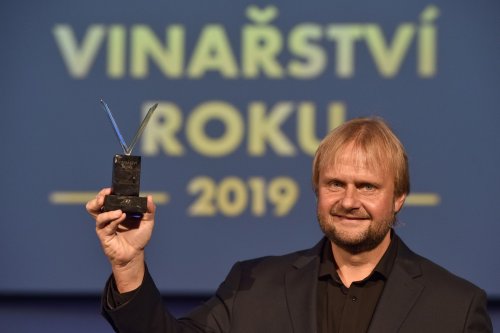 Tomáš Vican při slavnostním vyhlášení Vinařství roku 2019 (foto: www.vinarstviroku.cz) Tomáš Vican při slavnostním vyhlášení Vinařství roku 2019 (foto: www.vinarstviroku.cz)