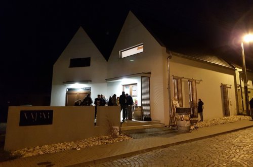 Některé budovy dostaly díky tmě zajímavý rozměr