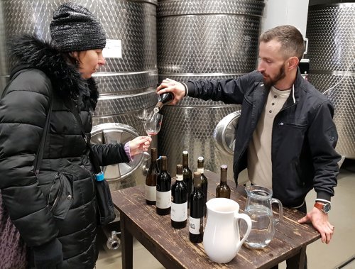 Červená se u Jana Stávka nalévala přímo ve výrobě a za pultem stál enolog Petr Hloušek