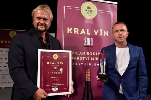 Hrdí majitelé titulu - Tomáš Vican (vlevo) a Daniel Záblacký. Velkou zlatou medaili dostali i za Rulandské šedé 2017. (foto: www.kralvin.cz)