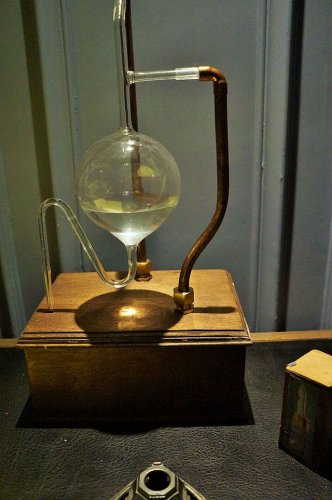 Baňka s husím krkem z laboratoře Louise Pasteura je rekonstruována v muzeu Pasteurova ústavu v Lille na severu Francie. Foto © Pierre André/Wikimedia Commons CC BY-SA 4.0