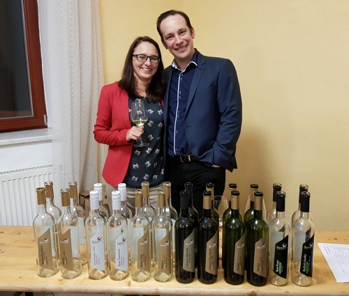 Na degustaci Vinné lóže Koštýř doprovázela Františka Machovského Blanka Marková, kterou často potkáte v Baraque Wine Gallery Na degustaci Vinné lóže Koštýř doprovázela Františka Machovského Blanka Marková, kterou často potkáte v Baraque Wine Gallery