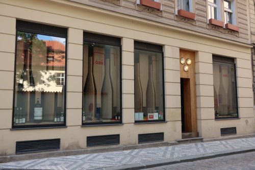 Vinný bar RED Pif: Dřevěné okenice ve tvaru lahví od vína Vinný bar RED Pif: Dřevěné okenice ve tvaru lahví od vína