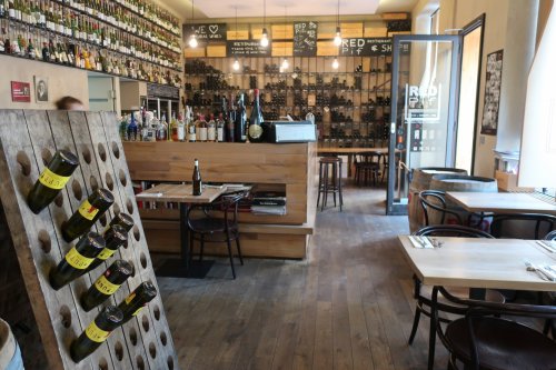 WINE BAR RED Pif: Stylový interiér WINE BAR RED Pif: Stylový interiér