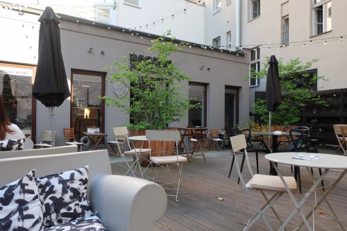 BACARO WINE|CAFÉ BAR: Útulná zahrádka BACARO WINE|CAFÉ BAR: Útulná zahrádka