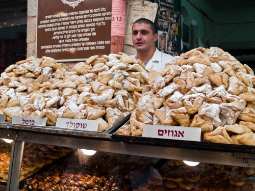 Pro Purim je typické nejen bohatýrské pití vína, ale pečou se i sladkosti známé jako Hamanovy uši - trojhranné koláčky nejčastěji s povidlovou, makovou anebo datlovou náplní. Foto © Flickr