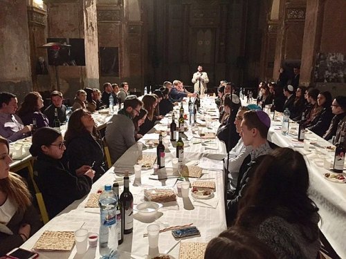 Oslava svátku Pesach v nefunčkní synagoze na Palmovce. Foto © Wikimedia Commons