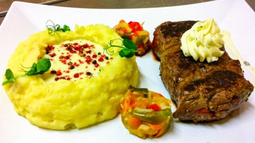 Nabídka ve Vinařství U Kapličky Steak, bramborová kaše s pepřem a zelenina
