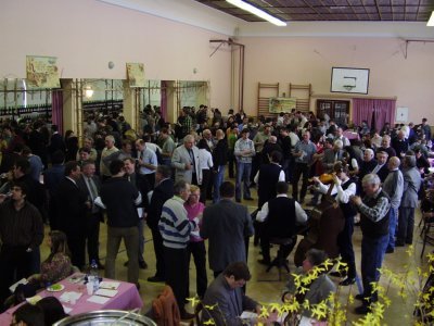 Výstava vín Velké Němčice 2016 lidé v sále se baví a degustují víno