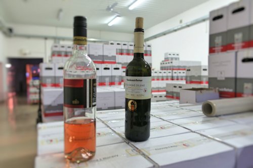 Vinařství Tetur  Vinařství Tetur - lahve s víny v provozovně vinařství
