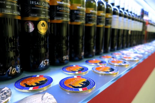 Vinařství Vladimír Tetur  Vinařství Vladimír Tetur - řada s lahvemi vystavených vín a s medailemi