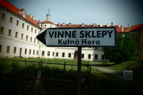 Vinné sklepy Kutná Hora Vinné sklepy Kutná Hora - cedule a budova kláštera