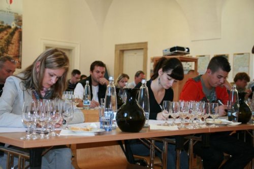 Degustace vína - věda i umění Degustace vína - věda i umění - absolventi kurzu sedí v lavicích a píší si poznámky