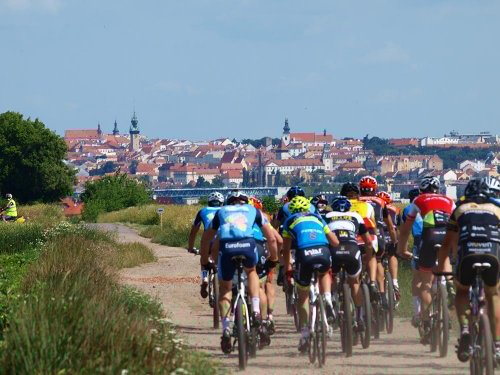 Author Znovín Cup Author Znovín Cup - skupina cyklistů jede k městiü