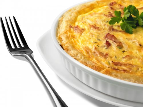 Odrůda Rulandské bílé dobře doprovodí slané koláče. Odrůda Rulandské bílé dobře doprovodí slané koláče. Na fotce slaný koláč v keramické misce a vidlička.