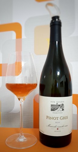 Rulandské šedé v oranžovém provedení od Petra Kočaříka. Rulandské šedé v oranžovém provedení od Petra Kočaříka.