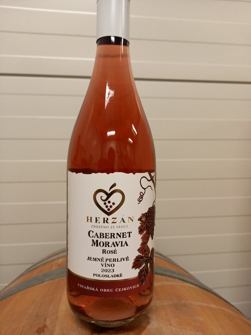 Fľaša vína Cabernet Moravia, zemské víno (polosladké)