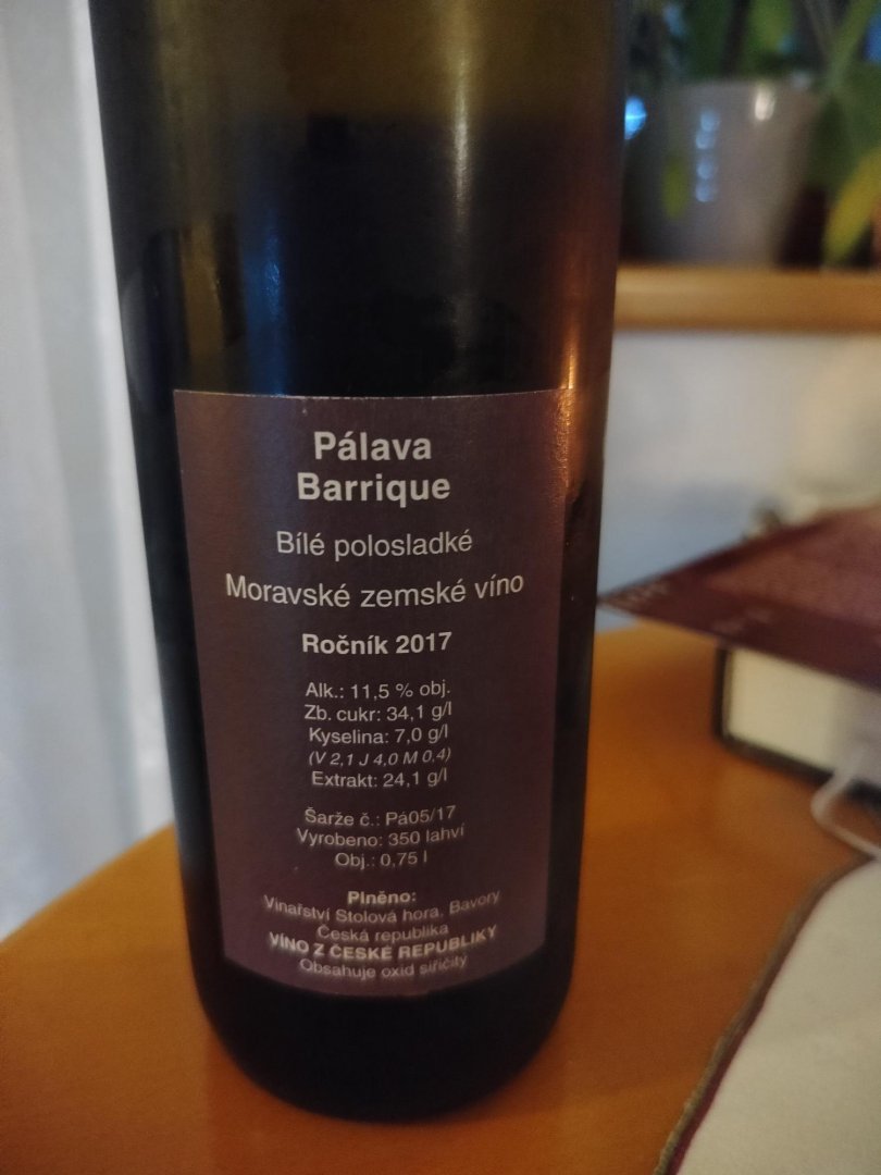 Fľaša vína Pálava 2017, zemské víno (polosladké)