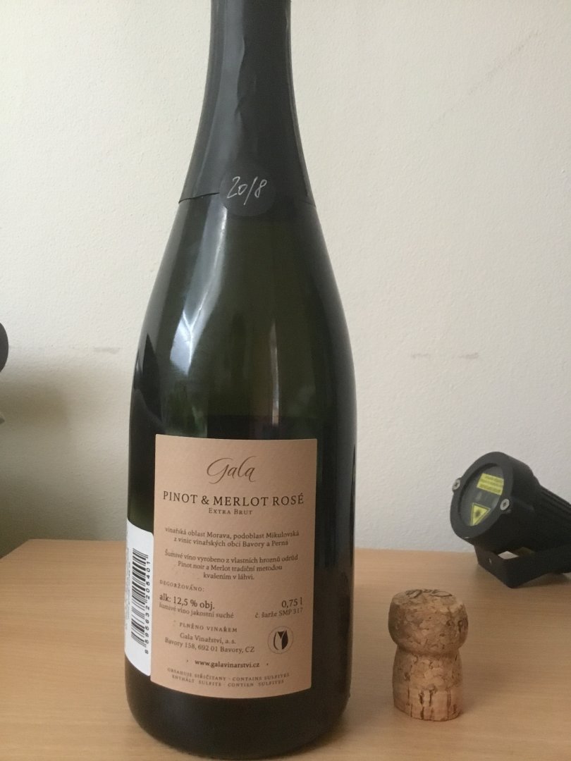 Fľaša vína Pinot & Merlot Rose 2017, akostné šumivé víno (extra brut)