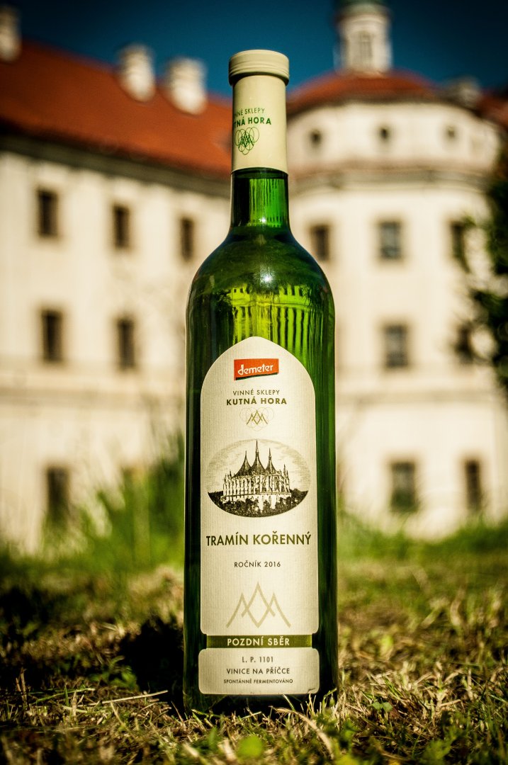 Fľaša vína Tramín kořenný 2016, pozdný sber (polosladké)