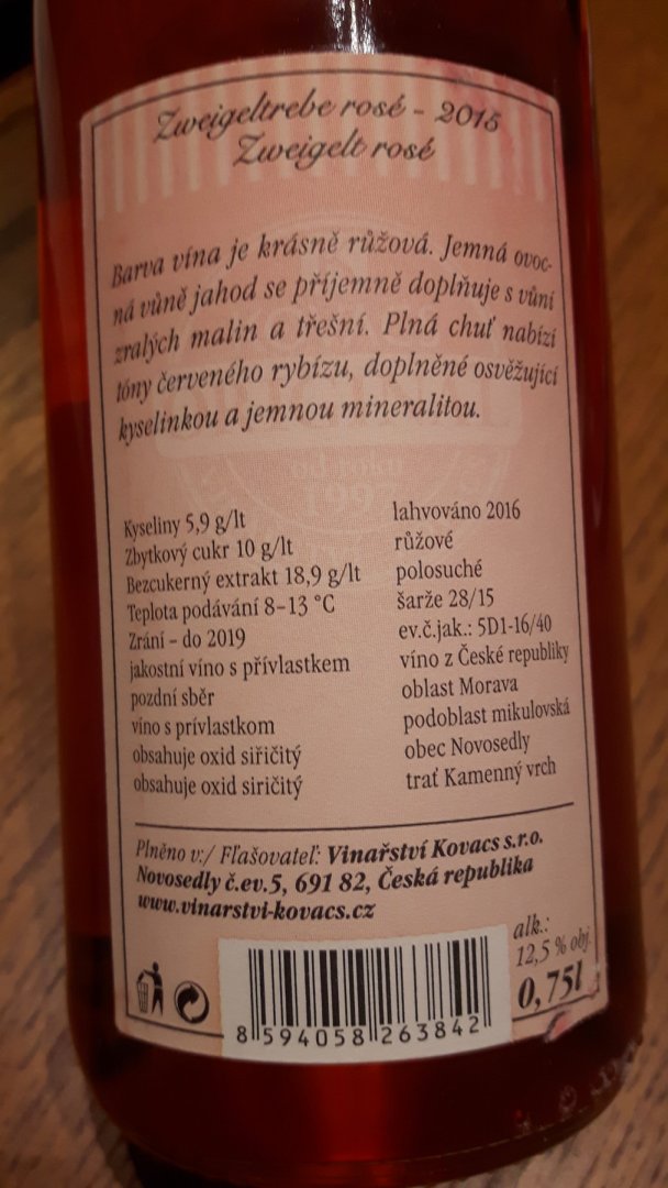 Fľaša vína Zweigeltrebe rosé 2015, pozdný sber (polosuché)