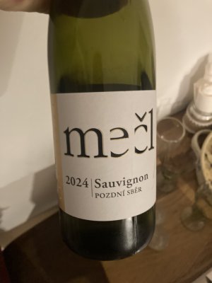 Fľaša vína Sauvignon 2024, pozdný sber (polosuché)