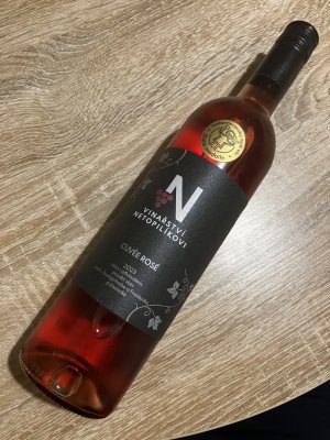 Fľaša vína Cuvée rosé (Zw+Fr) 2023, pozdný sber (polosladké)