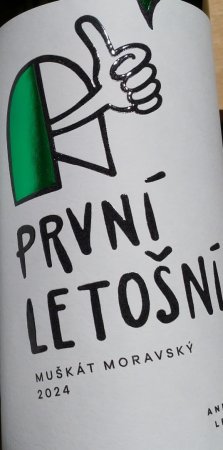 Fľaša vína Muškát moravský První letošní 2024, moravské zemské víno (polosuché)