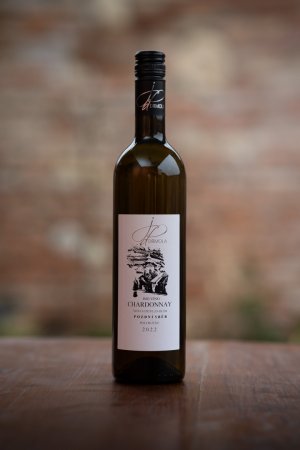 Fľaša vína Chardonnay 2022, pozdný sber (polosuché)