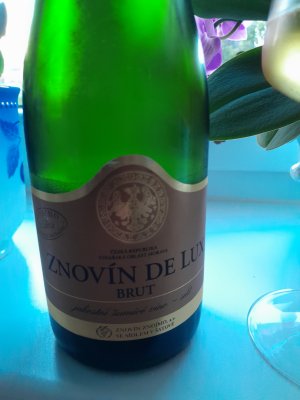 Fľaša vína Znovín De lux-Rulandské bílé & ryzlink vlašský 2019, akostné šumivé víno (brut)