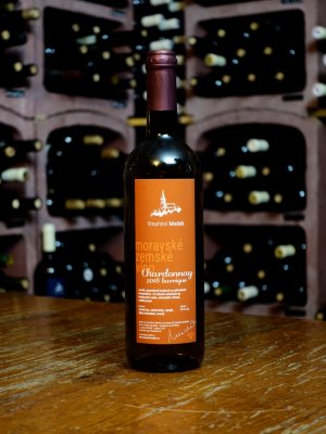 Fľaša vína Chardonnay, nefiltrované 2018, zemské víno (suché)