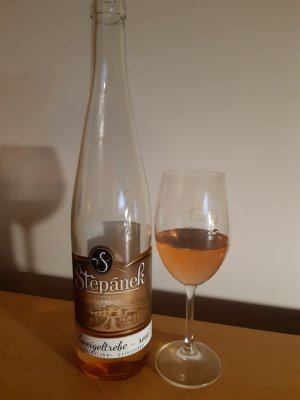 Fľaša vína Zweigeltrebe rosé 2015, pozdný sber (polosladké)