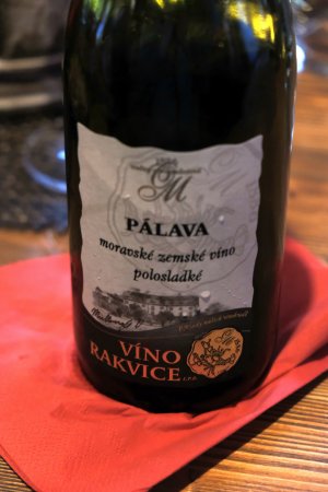 Fľaša vína Pálava 2017, zemské víno (polosladké)