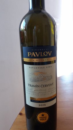 Fľaša vína Tramín červený 2015, pozdný sber (polosuché)