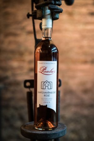 Fľaša vína Svatovavřinecké rosé 2015, pozdný sber (polosuché)