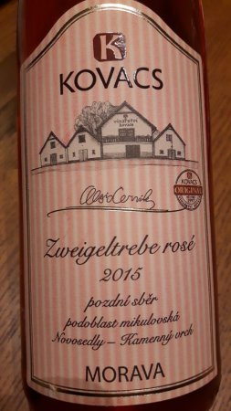 Fľaša vína Zweigeltrebe rosé 2015, pozdný sber (polosuché)
