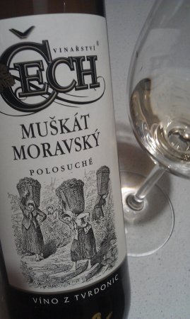 Fľaša vína Muškát moravský, zemské víno (polosuché)