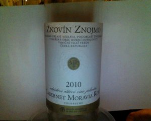 Fľaša vína Cabernet Moravia rosé 2010, akostné víno (polosuché)